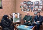 رئیس بنیاد شهید و امور ایثارگران با خانواده شهید کاوه در مشهد مقدس دیدار کرد