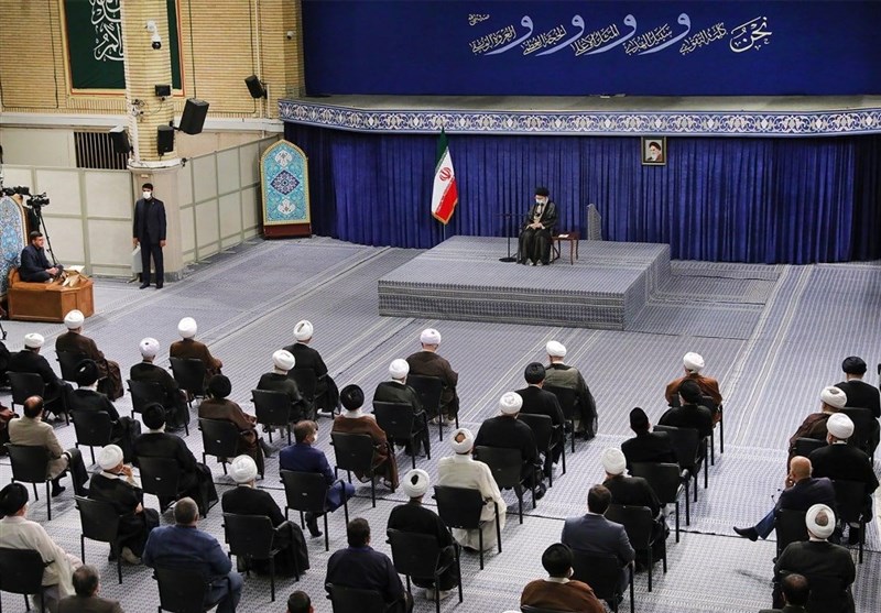 امام خامنه‌ای: پرچم جمهوری اسلامی همان پرچم ائمه و انبیاء است/ نوشته‌ی این پرچم «عدالت و معنویت» است