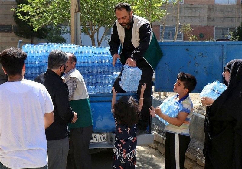 توزیع محموله آب آشامیدنی اهدایی آستان قدس رضوی در همدان