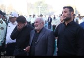حضور خانواده شهید امیرکیوان‌لو در  مراسم تشییع پیکر شهید 