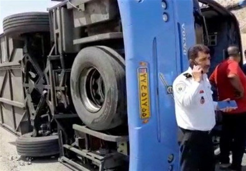 واژگونی اتوبوس مسافربری آذرشهر در محور ایلخچی با 12 مصدوم