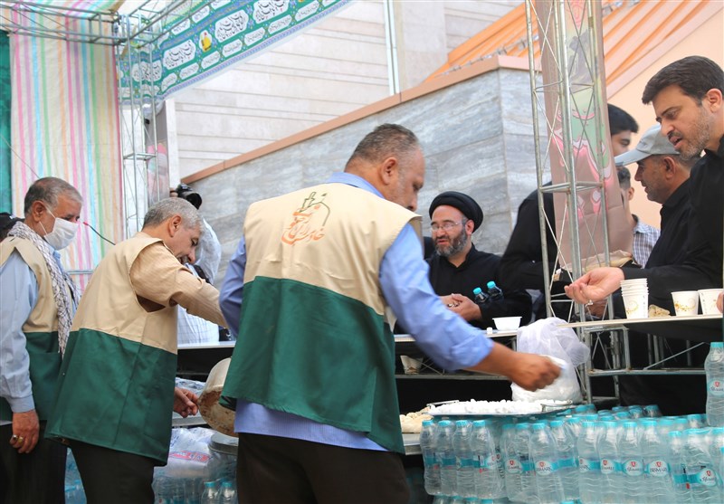 آغاز توزیع 10 میلیون بطری آب اهدایی آستان قدس در میان زائران اربعین حسینی