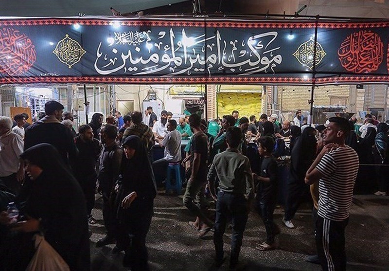 Iranians Traveling to Karbala for Arbaeen Warmly Welcomed by Iraqis