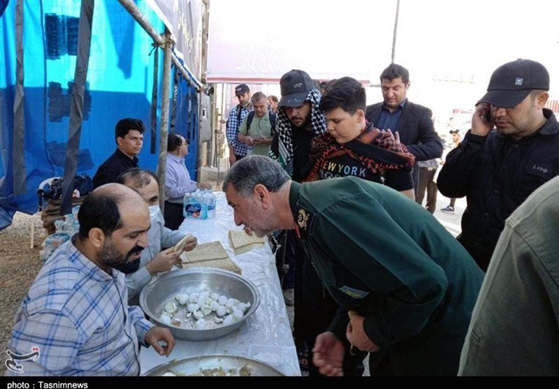 فرمانده سپاه کردستان شخصاً پیگیر مشکلات زائران در مرز باشماق شد+تصاویر