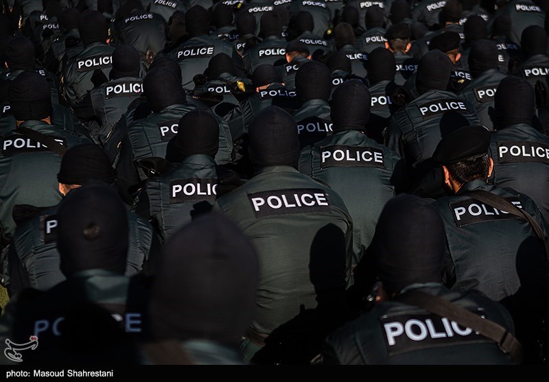 فیلم// عکس یادگاری مردم با نیروهای یگان ویژه پلیس