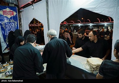 مهمان نوازی مردم خرم آباد از زائران اربعین حسینی در موکب امام خامنه ای