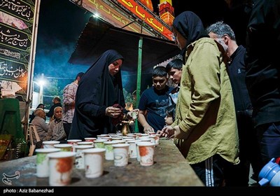 مهمان نوازی مردم خرم آباد از زائران اربعین حسینی در موکب امام خامنه ای
