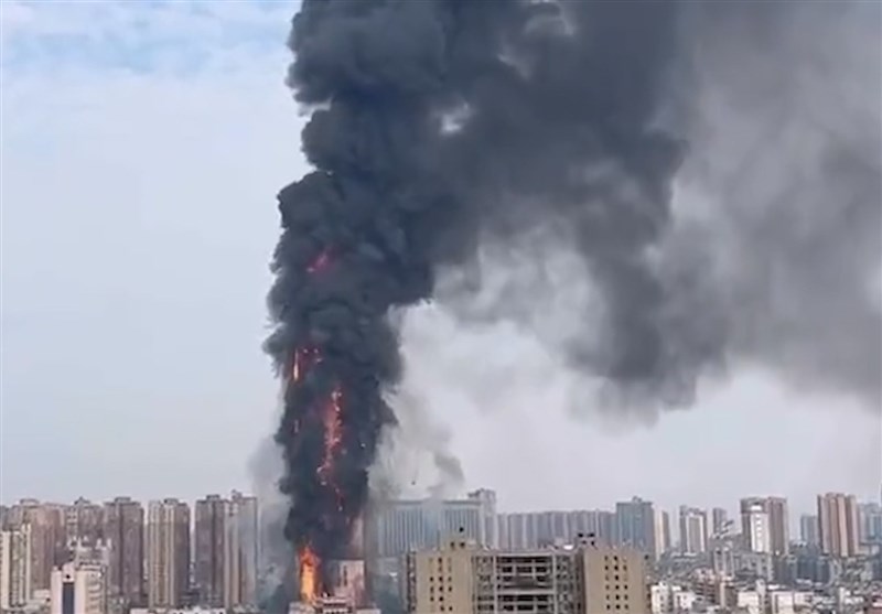 Major Fire Engulfs Skyscraper in Chinese City (+Video)