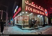 گوشه‌ای از حمله اغتشاشگران به اموال عمومی و تخریب بانک و کانکس پلیس در خراسان شمالی+فیلم