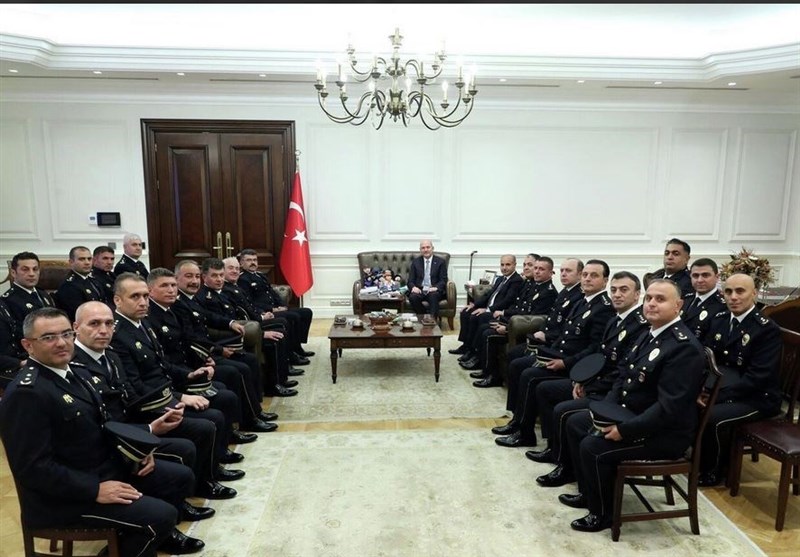 دیدار وزیر کشور ترکیه با نیروهای پلیس تامین امنیت جام جهانی قطر