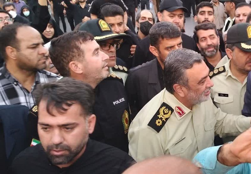 فرمانده فراجا در راهپیمایی میلیونی مردم تهران حضور یافت/ استقبال تهرانی‌ها از سردار اشتری