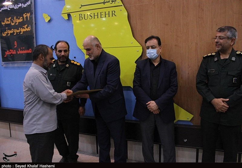 نویسندگان ادبی و هنری و مستندسازان دفاع مقدس استان بوشهر تجلیل شدند + تصویر
