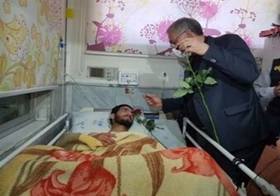  عیادت وزیر بهداشت از یک مدافع امنیت در بیمارستان امام رضا(ع) مشهد 