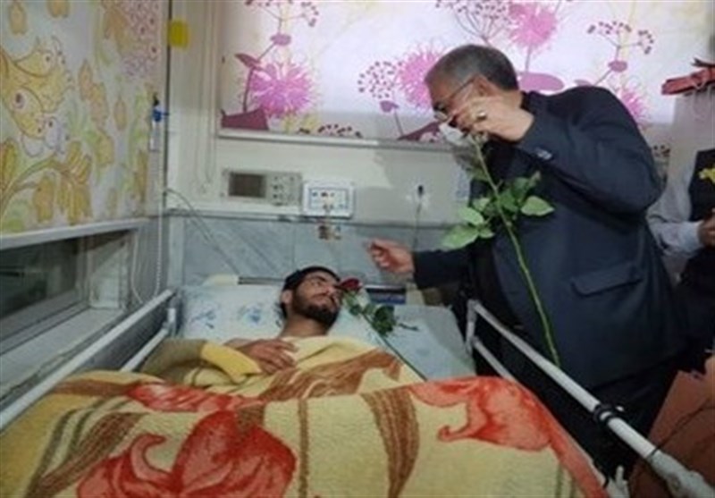 عیادت وزیر بهداشت از یک مدافع امنیت در بیمارستان امام رضا(ع) مشهد
