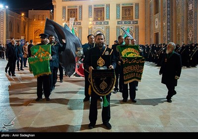 آیین لاله گردانی شام شهادت امام رضا (ع) در حرم مطهر حضرت شاهچراغ (ع)