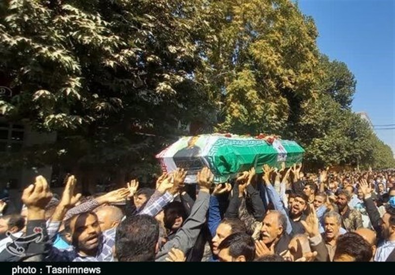 وداع باشکوه مردم لرستان با شهید مدافع امنیت/ پیکر «شهید کرم‌پور» در زادگاهش آرام گرفت + تصاویر