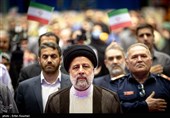 ادای احترام رئیس جمهور و شرکت‌کنندگان در آئین گرامیداشت روز آتش نشان هنگام پخش سرود ملی کشورمان 