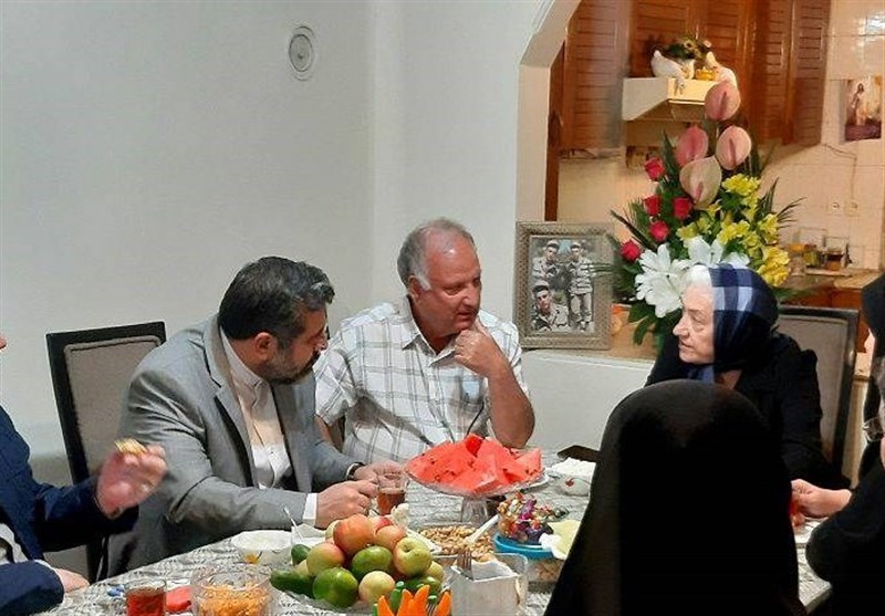 وزیر فرهنگ به دیدار خانواده شهدای مسیحی دفاع مقدس رفت