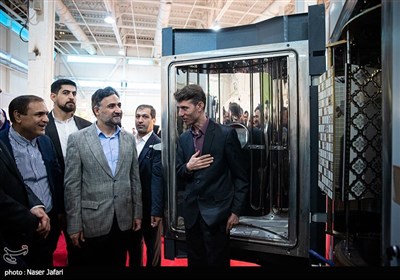 روح الله دهقانی فیروزآبادی سرپرست معاونت علمی ریاست جمهوری در نمایشگاه فناوری‌ نانو