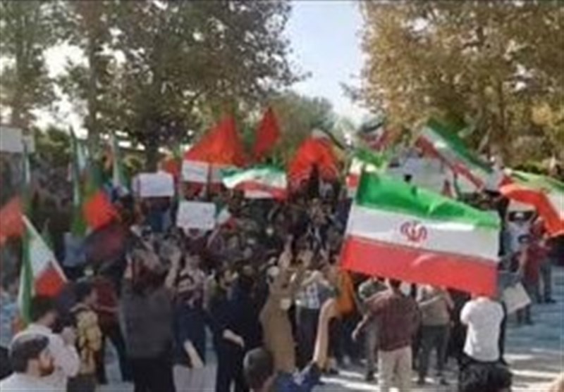 تجمع دانشجویان دانشگاه آزاد مشهد/ سنگ‌پرانی دانشجونماها‌