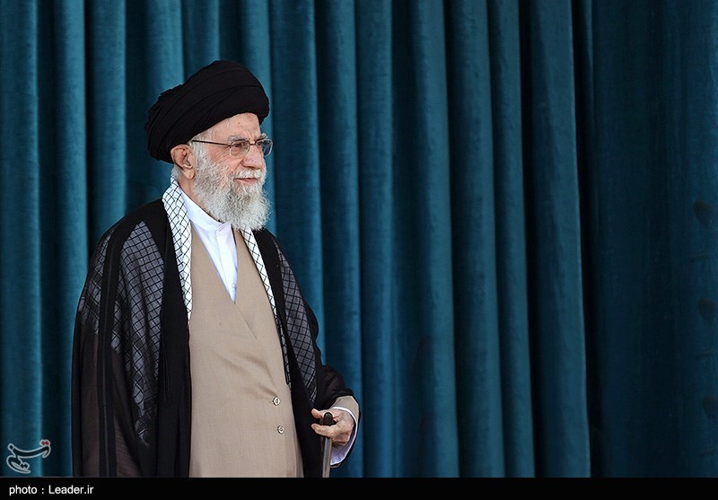 امام خامنه‌ای: به‌صراحت می‌گویم اغتشاش طراحی آمریکا و حقو‌ق‌بگیرانش است/ جامعه هنری و ورزشی ما سالم است/ برای دختر جوان دل ما سوخت
