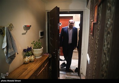 محسن منصوری استاندار تهران در خانه شهید مدافع امنیت پوریا احمدی