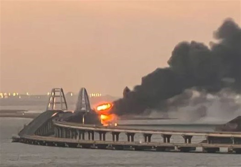 انفجار على جسر یربط الأراضی الروسیة بالقرم