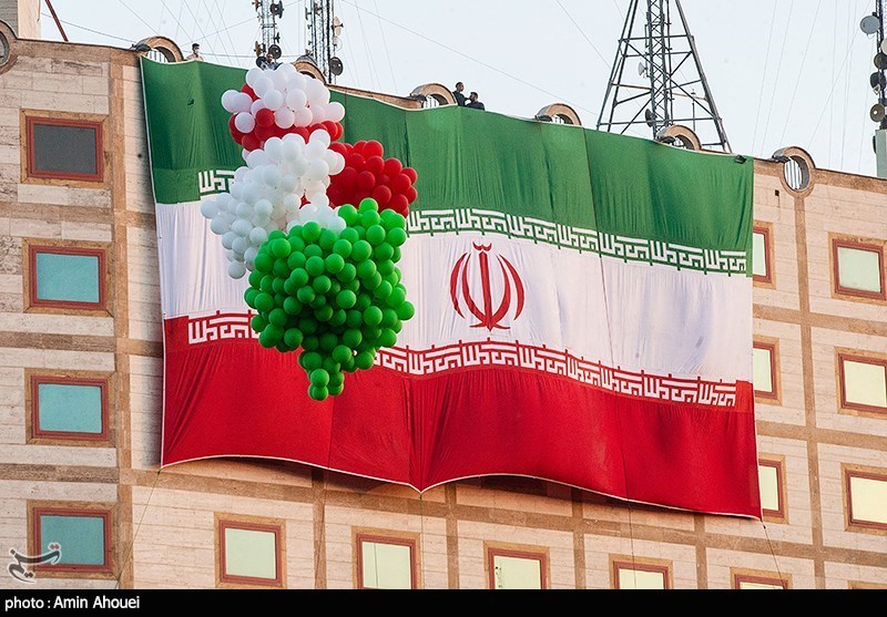 عکس // اهتراز پرچم ایران توسط نیرو‌های یگان ویژه در میدان ولیعصر