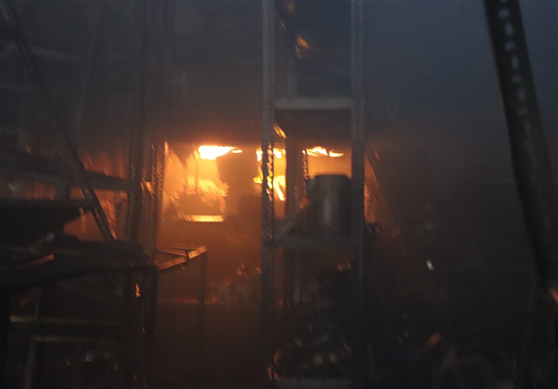 آتش‌سوزی گسترده در کارخانه تولید روغن موتور مبارکه اصفهان