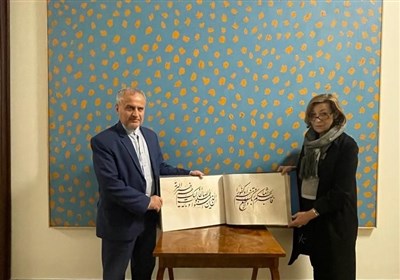 اهدای آثار خوشنویسی منتخب آیات قرآنی به دو موزه مهم صربستان