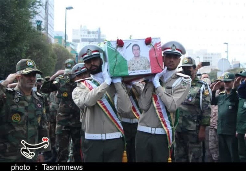 تشییع سرباز ارتش در مشهد؛ پیکر شهید لطفی به هیرمند منتقل شد+ تصاویر