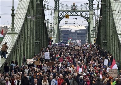  تظاهرات گسترده مجارها علیه سیاست‌های دولت 