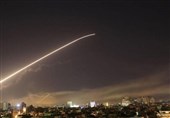 مقابله پدافند هوایی سوریه با حملات موشکی رژیم اسرائیل در آسمان دمشق