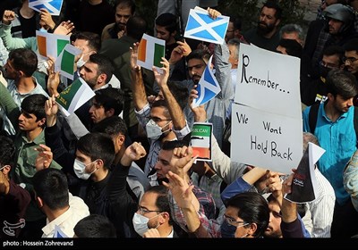 تجمع اعتراضی دانشجویان روبروی سفارت انگلیس
