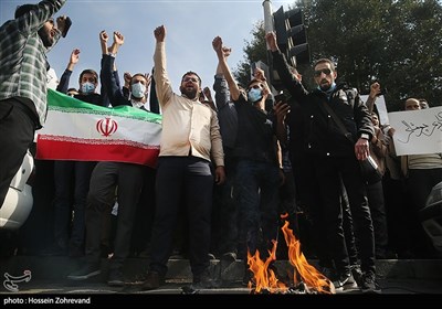 İranlı öğrencilerin İngiliz büyükelçiliği önündeki gösterisi