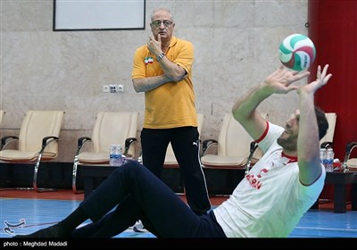 هادی رضایی سرمربی تیم ملی والیبال نشسته