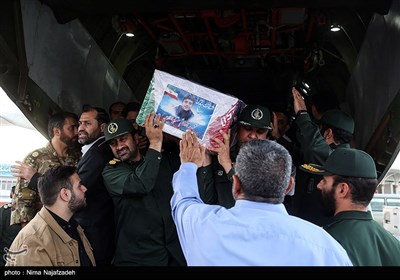 استقبال از پیکر شهدای حادثه تروریستی شیراز در فرودگاه مشهد