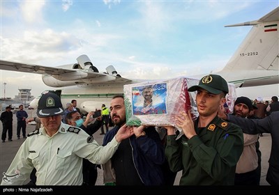 استقبال از پیکر شهدای حادثه تروریستی شیراز در فرودگاه مشهد