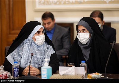 نشست صمیمی رئیس مجلس شورای اسلامی با دانش آموزان نخبه