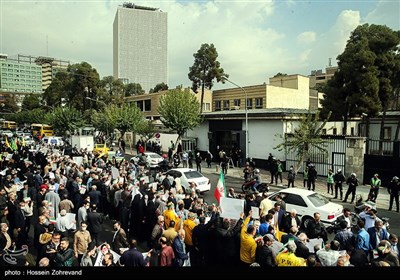 تجمع خانواده‌های شهدا و جانبازان مقابل سفارت آلمان