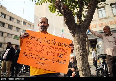 تجمع خانواده‌های شهدا و جانبازان مقابل سفارت آلمان