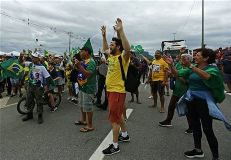 Car Plows through Pro-Bolsonaro Protesters Blocking Road in Brazil (+Video)