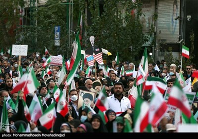  تهرانی‌ها رکورد جمعیت در مراسم ۱۳ آبان را زدند/ حضور پرتراکم مردم از خیابان طالقانی تا حافظ و ولی‌عصر 