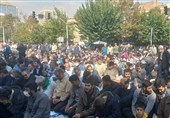 گسترده شدن صفوف نمازجمعه در خیابان‌های اطراف دانشگاه تهران