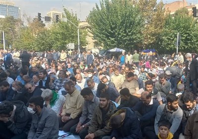  گسترده شدن صفوف نمازجمعه در خیابان‌های اطراف دانشگاه تهران 