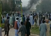 حمله اغتشاشگران به فرمانداری خاش با سنگ و سلاح/ خسارت سنگین به اموال دولتی‌ و عمومی + فیلم و تصاویر