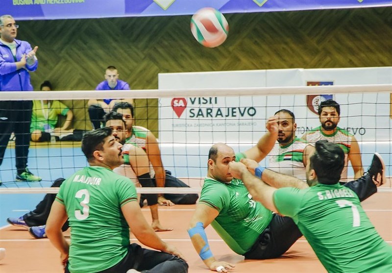 سجده شکر ملی‌پوشان والیبال نشسته روی پرچم ایران پس از قهرمانی در جهان+عکس