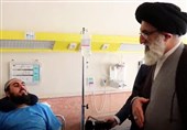 فیلم| عیادت امامجمعه کرج از روحانی مضروب اغتشاشات اخیر