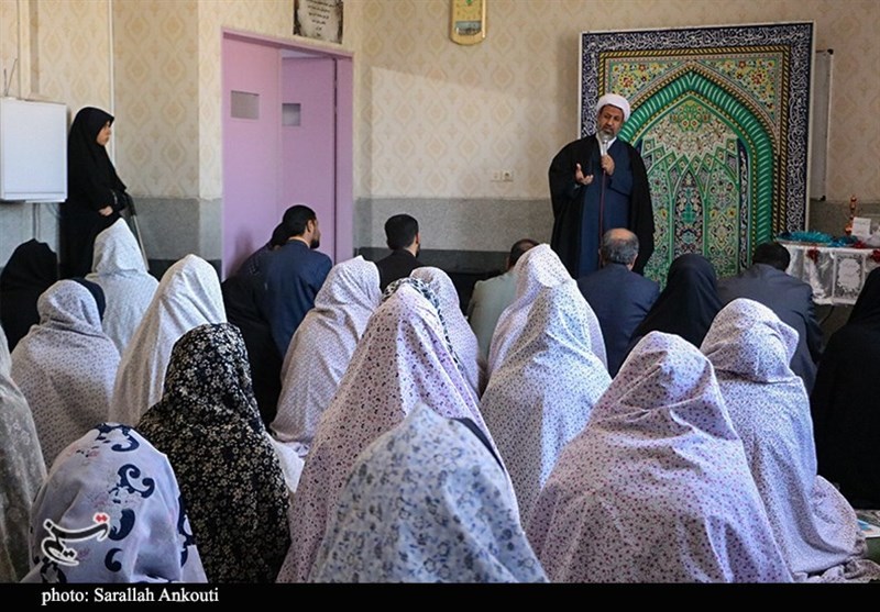 حضور امام جمعه کرمان در جمع دانش‌آموزان دبیرستان 12 فروردین + تصاویر