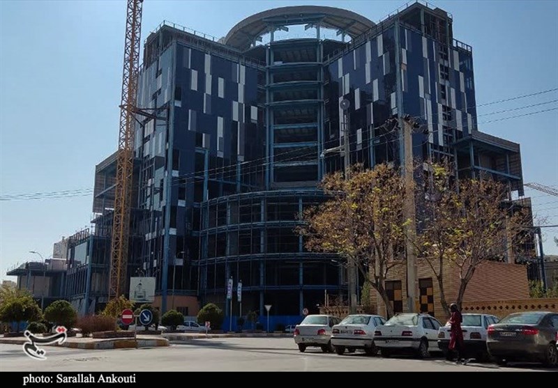بلاتکلیفی چند ساله ساختمان‌های نیمه کاره در خیابان‌های کرمان + تصویر